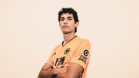 Jes&uacute;s Vallejo con la camiseta de su nuevo equipo, los Wolves 