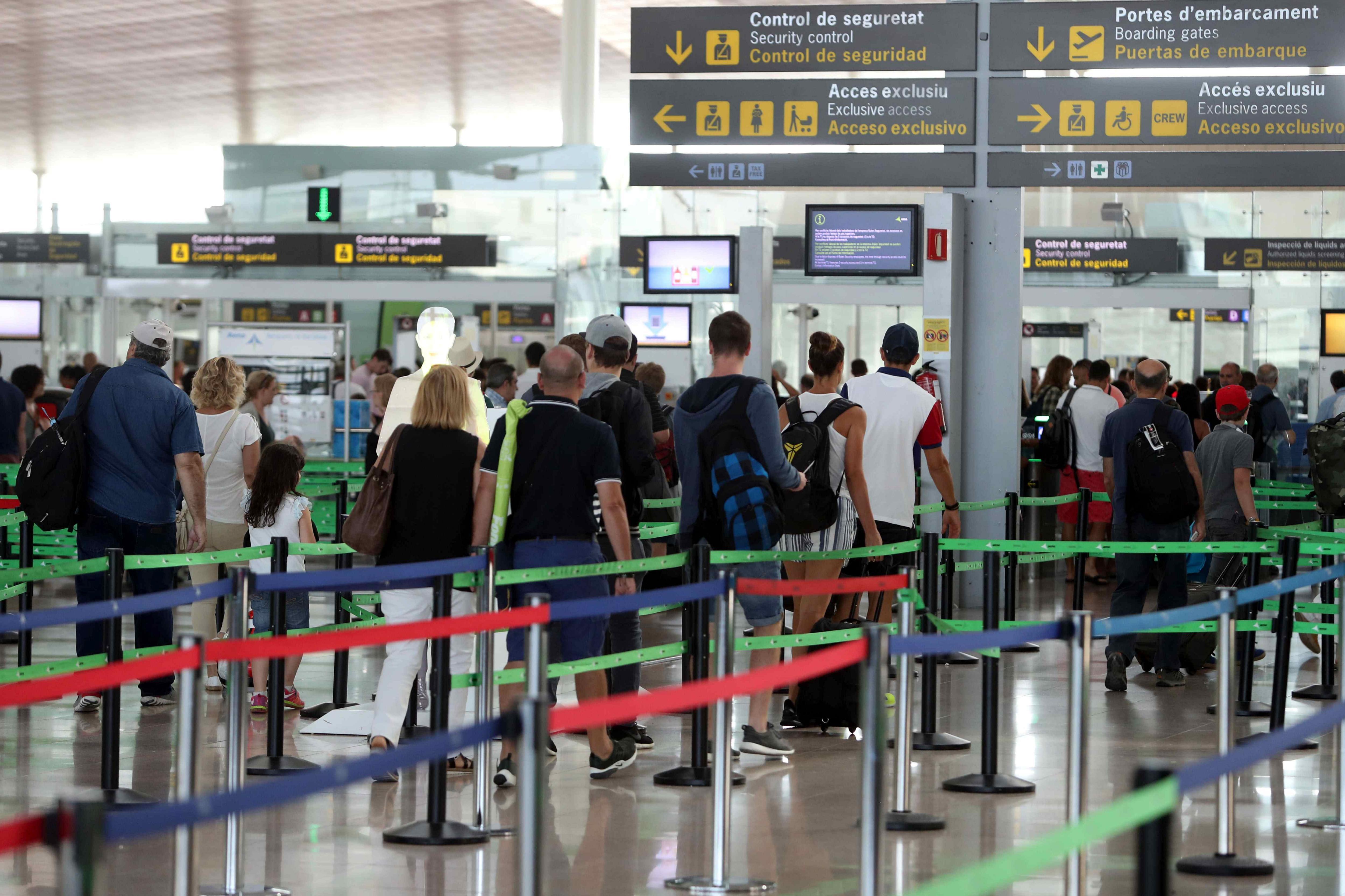 Los vigilantes de seguridad de El Prat mantienen la huelga indefinida Los vigilantes de seguridad de El Prat mantienen la huelga indefinida