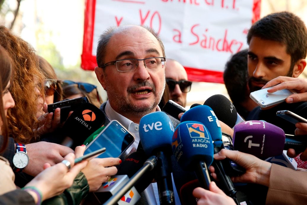 Lambán gobernará en Aragón con Podemos, PAR y Chunta: "Esto se alcanza trascendiendo las barreras ideológicas" Lambán gobernará en Aragón con Podemos, PAR y Chunta: "Esto se alcanza trascendiendo las barreras ideológicas"
