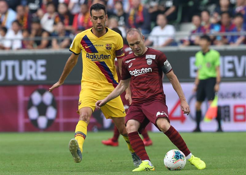 El Barcelona logra la victoria con un gran Carles Pérez en el reencuentro con Iniesta El Barcelona logra la victoria con un gran Carles Pérez en el reencuentro con Iniesta