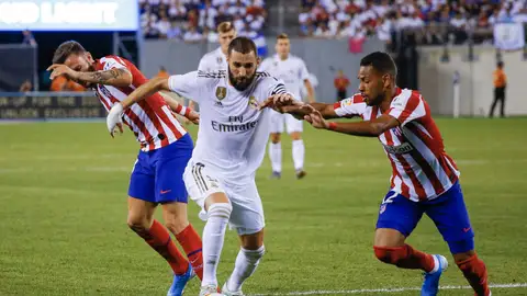 Karim Benzema pelea por el balón durante un partido contra el Atlético de Madrid Karim Benzema pelea por el balón durante un partido contra el Atlético de Madrid