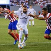Karim Benzema pelea por el balón durante un partido contra el Atlético de Madrid 