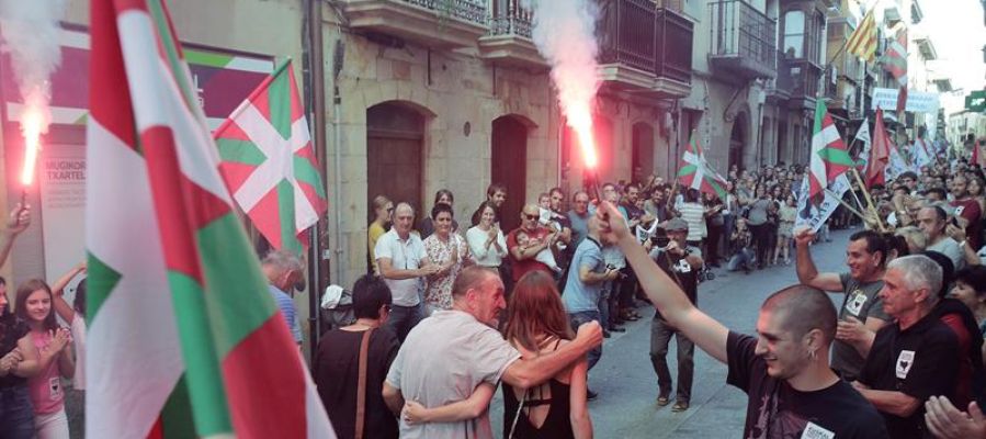 El preso de ETA Xabier Ugarte a su llegada esta tarde a la localidad guipuzcoana de Oñate. Xabier Ugarte Villar El preso de ETA Xabier Ugarte a su llegada esta tarde a la localidad guipuzcoana de Oñate. Xabier Ugarte Villar