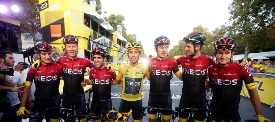 Bernal posa con su equipo tras la victoria en el Tour Bernal posa con su equipo tras la victoria en el Tour