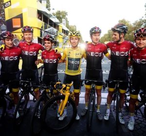 Bernal posa con su equipo tras la victoria en el Tour Bernal posa con su equipo tras la victoria en el Tour