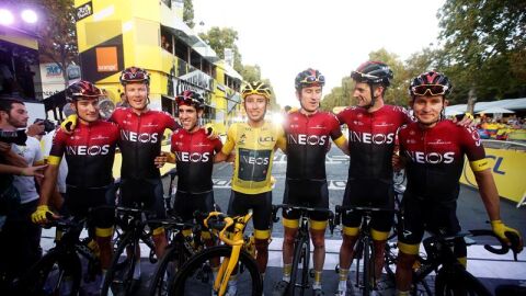 Bernal posa con su equipo tras la victoria en el Tour