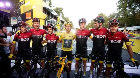 Bernal posa con su equipo tras la victoria en el Tour Bernal posa con su equipo tras la victoria en el Tour