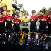 Bernal posa con su equipo tras la victoria en el Tour Bernal posa con su equipo tras la victoria en el Tour