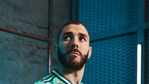 Benzema en la presentaci&oacute;n de la tercera equipaci&oacute;n del Real Madrid