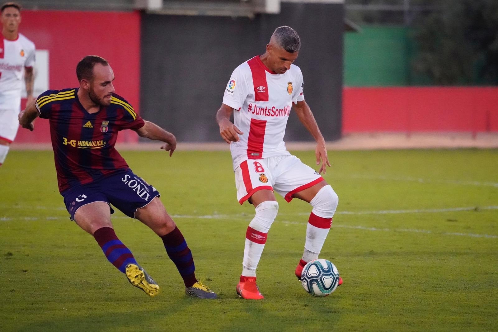 El Mallorca empata 1-1 con el Poblense en su tercer amistoso en la isla El Mallorca empata 1-1 con el Poblense en su tercer amistoso en la isla