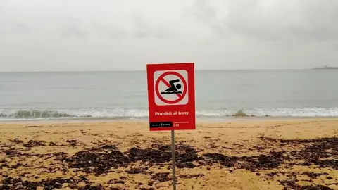 Cartel de prohibición de baño en una playa de Palma. PLAYAS