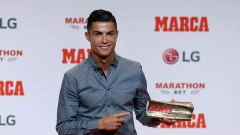 Cristiano Ronaldo posa sonriente junto a un premio Cristiano Ronaldo posa sonriente junto a un premio