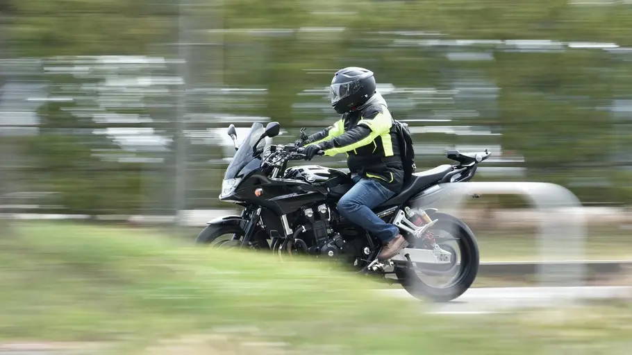 Imagen de archivo de un motorista. Imagen de archivo de un motorista.