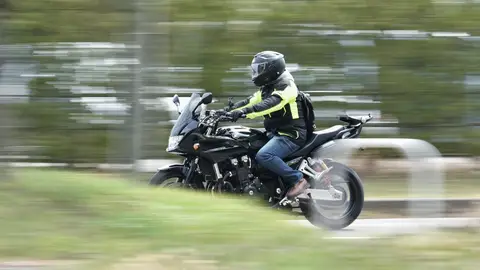 Imagen de archivo de un motorista. Imagen de archivo de un motorista.