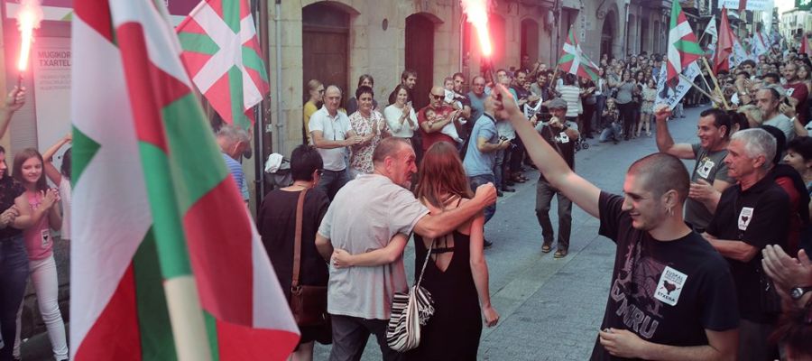 El preso de ETA Xabier Ugarte (c) a su llegada a la localidad guipuzcoana de Oñati El preso de ETA Xabier Ugarte (c) a su llegada a la localidad guipuzcoana de Oñati