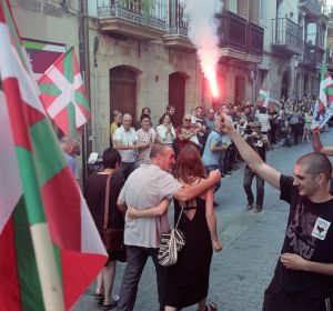 El preso de ETA Xabier Ugarte (c) a su llegada a la localidad guipuzcoana de Oñati El preso de ETA Xabier Ugarte (c) a su llegada a la localidad guipuzcoana de Oñati