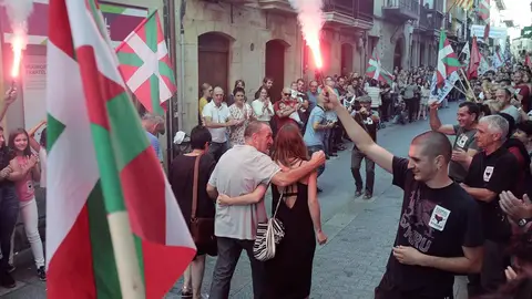 El preso de ETA Xabier Ugarte (c) a su llegada a la localidad guipuzcoana de Oñati El preso de ETA Xabier Ugarte (c) a su llegada a la localidad guipuzcoana de Oñati