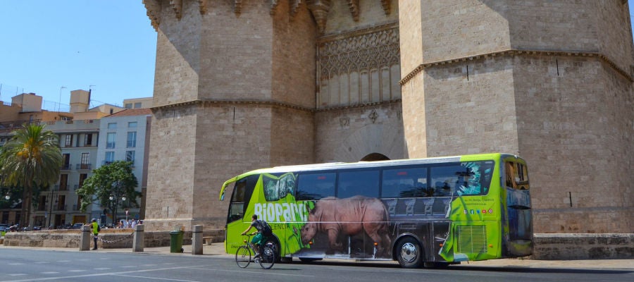 El autobús promocional ya recorre las calles de la ciudad. El autobús promocional ya recorre las calles de la ciudad.