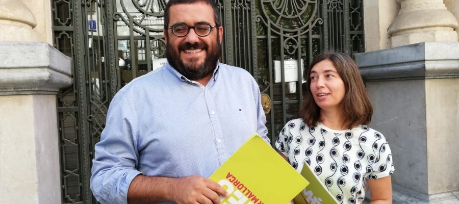 El senador de MÉS per Mallorca, Vicenç Vidal, y la regidora de MÉS per Palma, Neus Truyol, frente al Parlament. El senador de MÉS per Mallorca, Vicenç Vidal, y la regidora de MÉS per Palma, Neus Truyol, frente al Parlament.