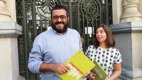 El senador de MÉS per Mallorca, Vicenç Vidal, y la regidora de MÉS per Palma, Neus Truyol, frente al Parlament. POLÍTICA