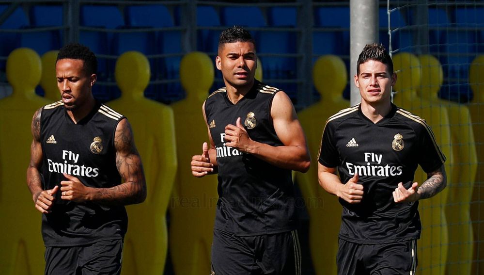 James, Casemiro y Militao durante el entrenamiento del Real Madrid 
