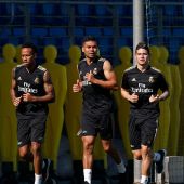 James, Casemiro y Militao durante el entrenamiento del Real Madrid 