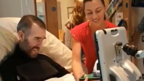 Ricksen junto a su mujer en el hospital 
