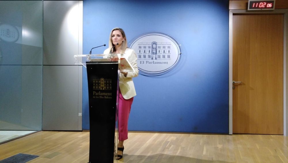 La diputada de Ciudadanos en el Parlament Balear en una rueda de prensa.