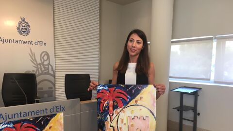 Mariola Galiana posa con el cartel de las Fiestas de Agosto 2019.