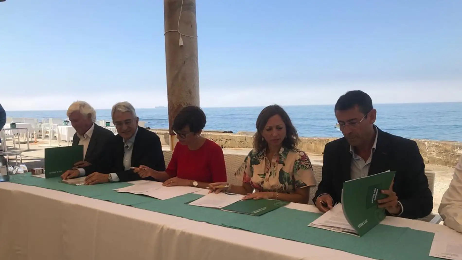 Firma del acta de reversión Baños del Carmen