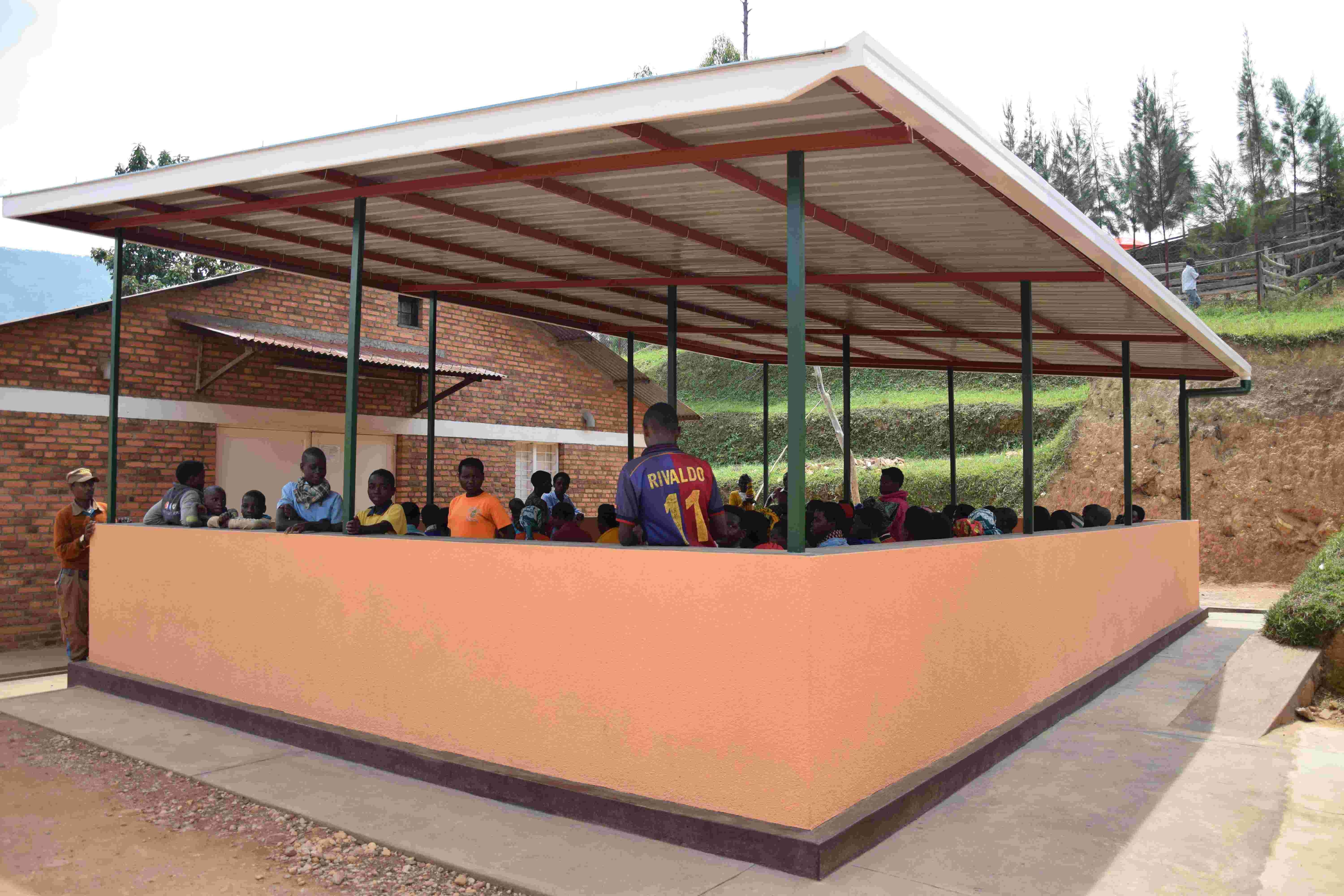 La UMH de Elche construye una sala de espera en un hospital de Ruanda La UMH de Elche construye una sala de espera en un hospital de Ruanda