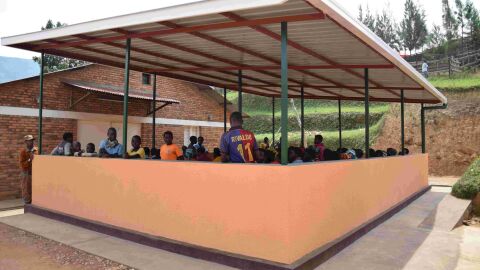 Individuos en la nueva sala de espera del Hospital de Nemba.