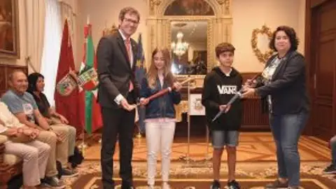 Presentación de celedón y neska txiki Celedón txiki y Edurne