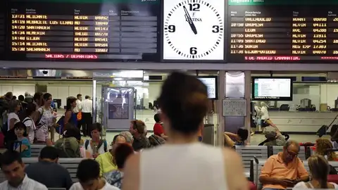 Una mujer mira los paneles de Renfe en la Estación de Chamartín (Madrid) Una mujer mira los paneles de Renfe en la Estación de Chamartín (Madrid)