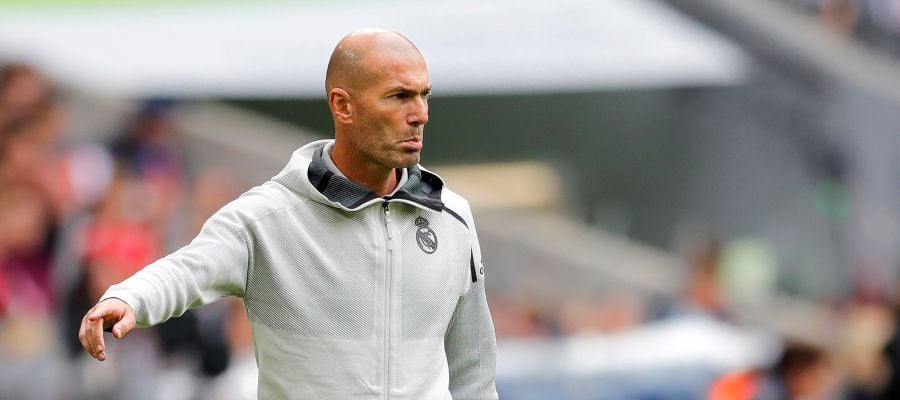 Zidane dando órdenes durante el partido contra el Fenerbahçe Zidane dando órdenes durante el partido contra el Fenerbahçe