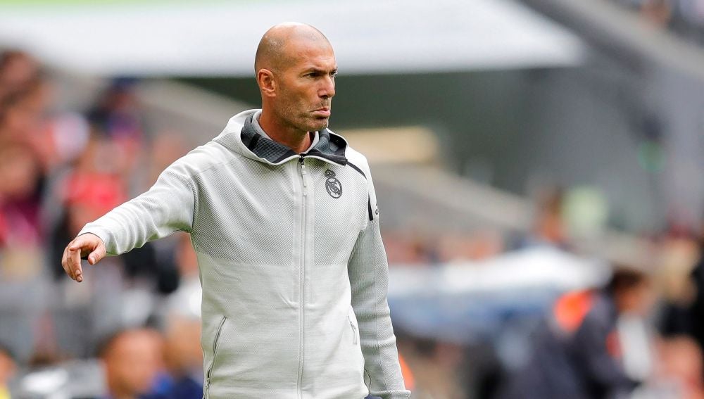 Zidane dando órdenes durante el partido contra el Fenerbahçe