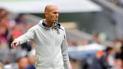 Zidane dando &oacute;rdenes durante el partido contra el Fenerbah&ccedil;e