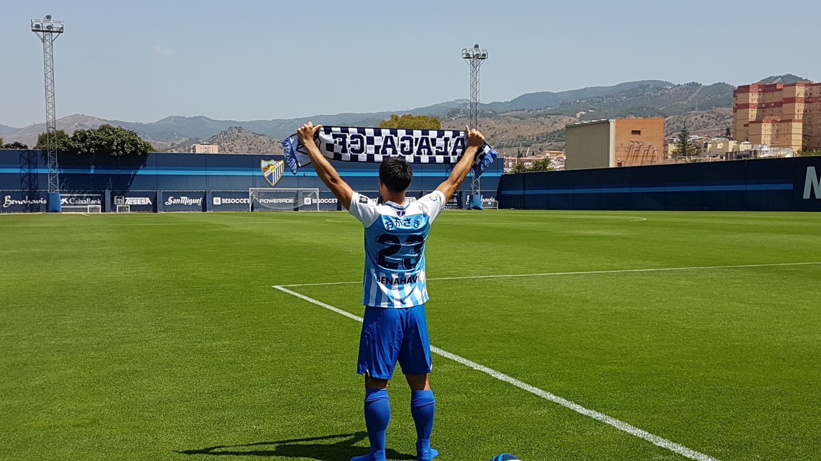 Primeros toques de Okazaki en el Málaga Primeros toques de Okazaki en el Málaga