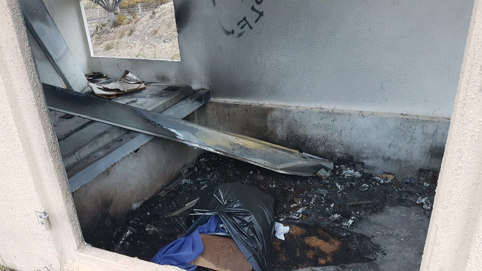 Una calle sin ley en el barrio de Almatriche: el Ayuntamiento no les proporciona servicios básicos como limpieza, jardinería o seguridad Una calle sin ley en el barrio de Almatriche: el Ayuntamiento no les proporciona servicios básicos como limpieza, jardinería o seguridad