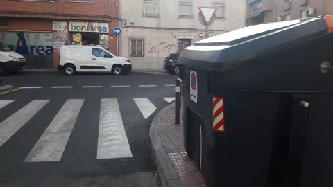 Os dejo foto para que ve&aacute;is la colocaci&oacute;n de este contenedor de basura, gracias al cu&aacute;l ,donde no ha habido accidentes jam&aacute;s , est&aacute; empezando a provocarlos . Est&aacute; en la calle Concilio, en Alcobendas