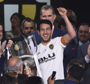 Dani Parejo levanta la Copa del Rey conquistada por el Valencia Dani Parejo levanta la Copa del Rey conquistada por el Valencia