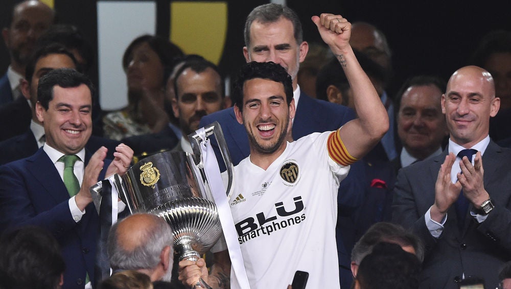 Dani Parejo levanta la Copa del Rey conquistada por el Valencia