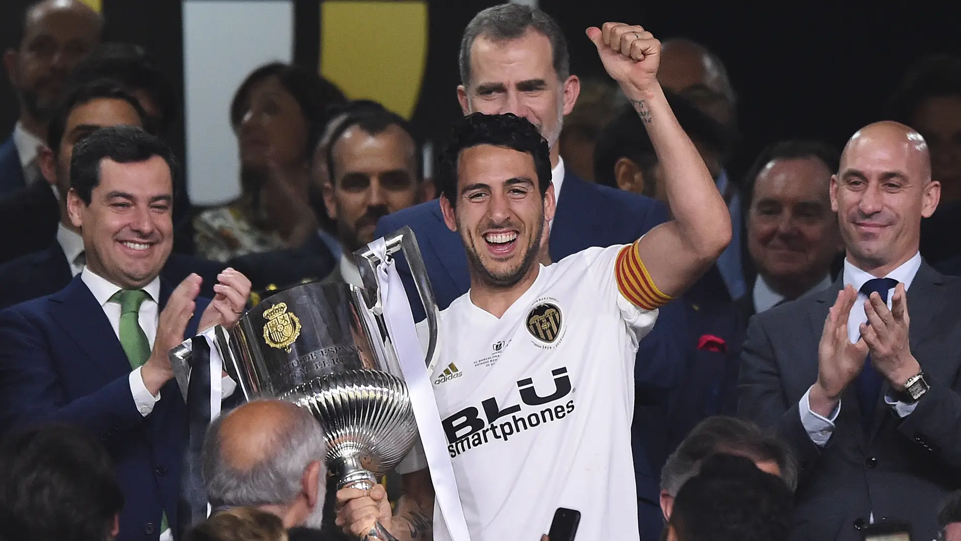Dani Parejo levanta la Copa del Rey conquistada por el Valencia