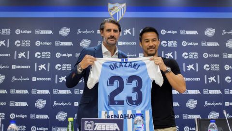 Caminero presenta a Okazaki en la sala de prensa