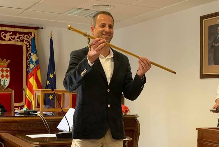 El PP denuncia que el ex diputado Manel Martínez cobre su nómina de agosto a pesar de haber dimitido en julio El PP denuncia que el ex diputado Manel Martínez cobre su nómina de agosto a pesar de haber dimitido en julio