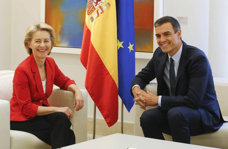 Von der Leyen se reúne con Sánchez y Borrell: "Los proeuropeos tenemos que actuar juntos" Von der Leyen se reúne con Sánchez y Borrell: "Los proeuropeos tenemos que actuar juntos"