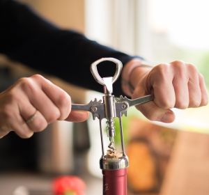 Cómo abrir una botella de vino sin sacacorchos Cómo abrir una botella de vino sin sacacorchos
