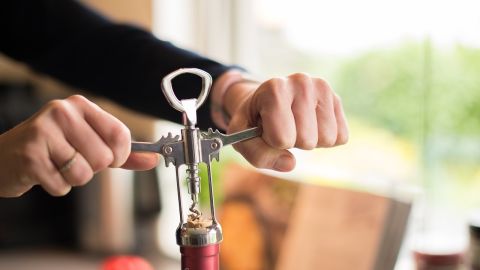 C&oacute;mo abrir una botella de vino sin sacacorchos