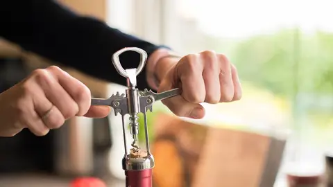 Cómo abrir una botella de vino sin sacacorchos Cómo abrir una botella de vino sin sacacorchos