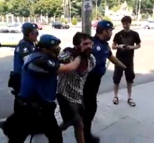 Vídeo: Desalojan a los 'sintecho' acampados en Recoletos y detienen a su portavoz Vídeo: Desalojan a los 'sintecho' acampados en Recoletos y detienen a su portavoz